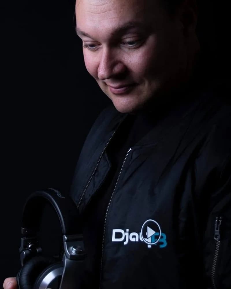Portret van DjayB